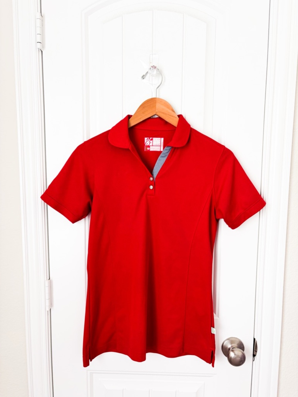 Chik Fil A Oobe Women’s Collared Short Sleeve Red Uniform Shirt Size Small
